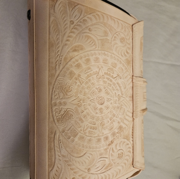 White (bone) Carved Leather purse, Vintage and Never Used! Hand carved in Mexico - Picture 3 of 10